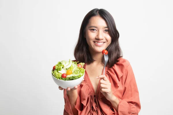 健康的亚洲女人与白色背景上沙拉 — 图库照片
