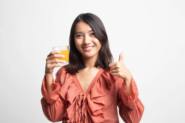 Giovane Donna Asiatica Pollice Bere Succo Arancia Sfondo Bianco — Foto Stock