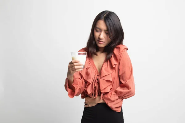 Asiática Mujer Bebiendo Vaso Leche Got Stomachache Blanco Fondo — Foto de Stock