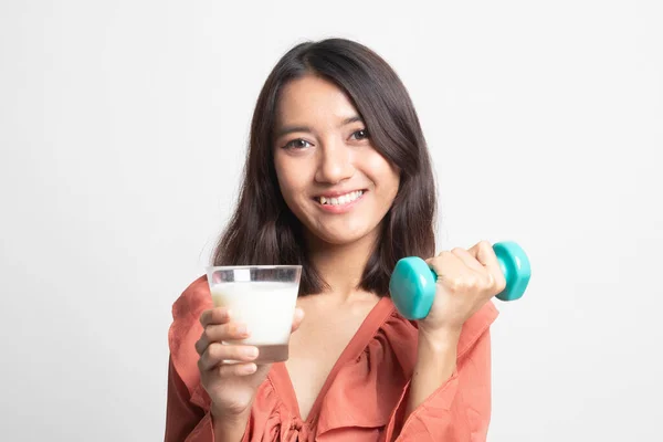 Gesunde Asiatische Frau Trinkt Ein Glas Milch Und Hantel Auf — Stockfoto