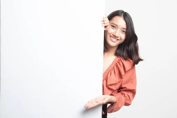 白い背景に手の手のひらで若いアジア女性現在空白記号 — ストック写真