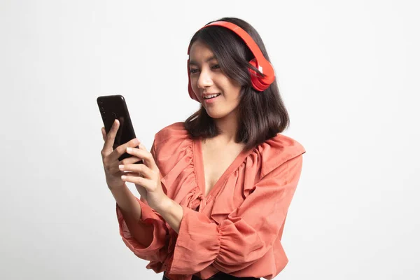 Mooi Aziatisch Meisje Luisteren Muziek Met Haar Hoofdtelefoon Witte Achtergrond — Stockfoto