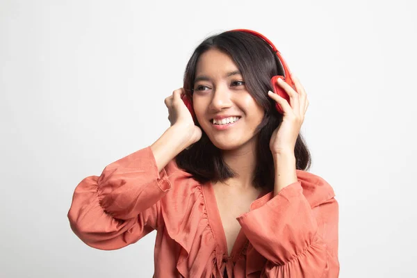 可愛いですアジアの女の子リッスン音楽とともに彼女のヘッドフォン上の白い背景 — ストック写真
