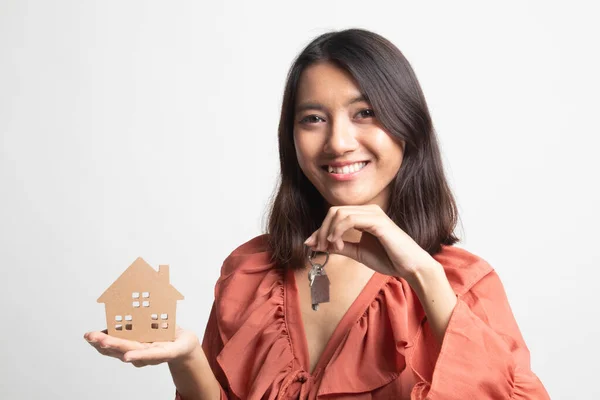 Glad Ung Asiatisk Kvinna Med Hus Modell Och Nyckel Vit — Stockfoto