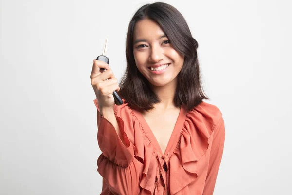 Roztomilé Asijské Dívka Ukazující Klíč Auta Bílém Pozadí — Stock fotografie