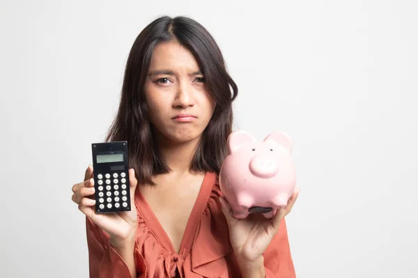 Δυστυχισμένη Γυναίκα Της Ασίας Την Αριθμομηχανή Και Τράπεζα Piggy Λευκό — Φωτογραφία Αρχείου