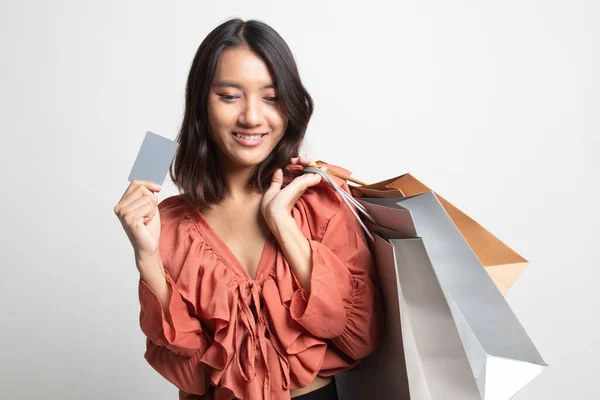 Mujer Asiática Joven Con Bolsa Compras Tarjeta Blanco Sobre Fondo —  Fotos de Stock