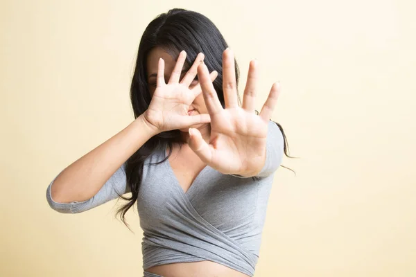 Jovem Mulher Asiática Esconder Rosto Fundo Bege — Fotografia de Stock