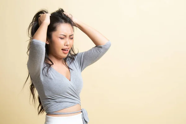 Stressed Jovem Mulher Negócios Asiática Gritar Fundo Bege — Fotografia de Stock