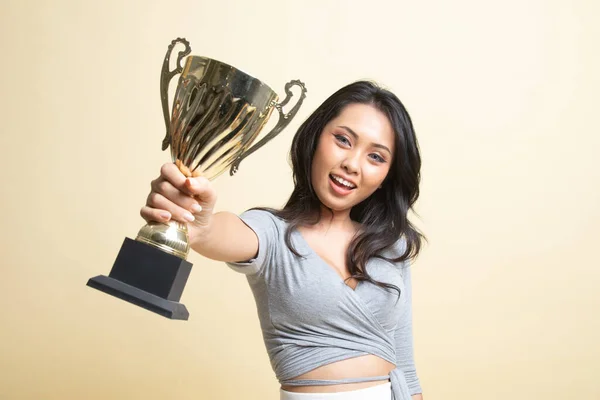Bem Sucedido Jovem Asiático Mulher Segurando Troféu Bege Fundo — Fotografia de Stock
