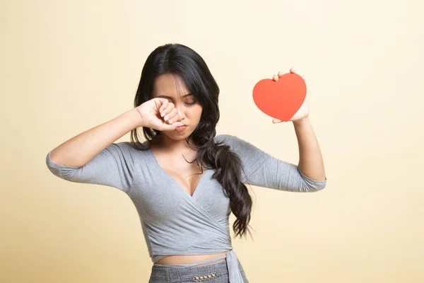 Mujer Asiática Triste Llorar Con Corazón Rojo Sobre Fondo Beige —  Fotos de Stock