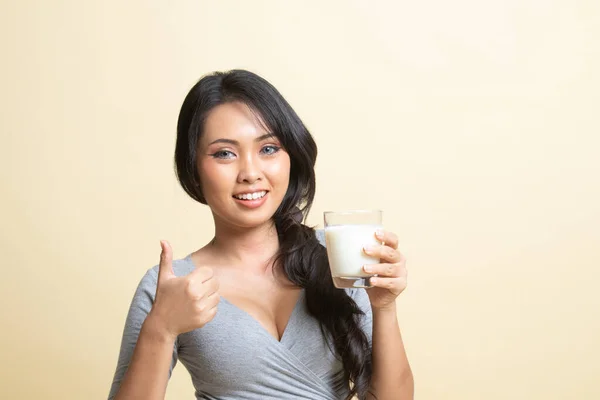 Friska Asiatiska Kvinna Dricker Ett Glas Mjölk Tummen Upp Beige — Stockfoto