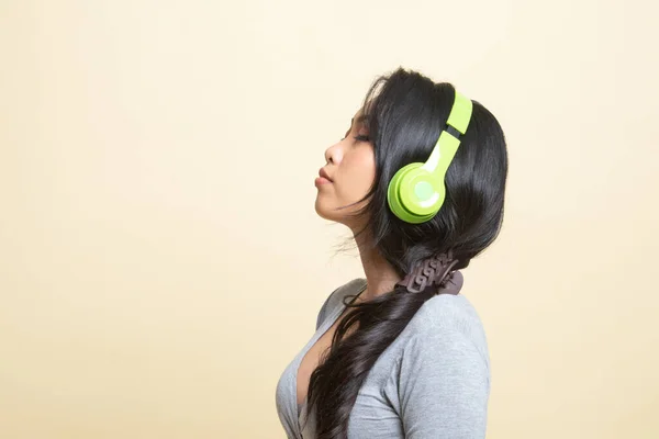 Bastante Asiático Chica Escuchar Música Con Auriculares Beige Fondo — Foto de Stock