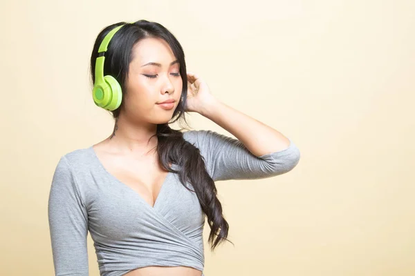 Bastante Asiático Chica Escuchar Música Con Auriculares Beige Fondo — Foto de Stock