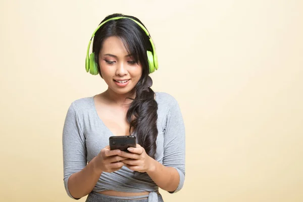 Ładna Azji Dziewczyna Słuchanie Muzyka Jej Słuchawki Beżowy Tło — Zdjęcie stockowe