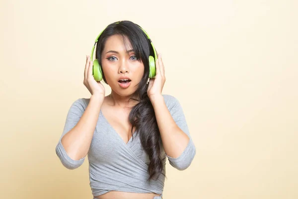 Bastante Asiático Chica Escuchar Música Con Auriculares Beige Fondo — Foto de Stock