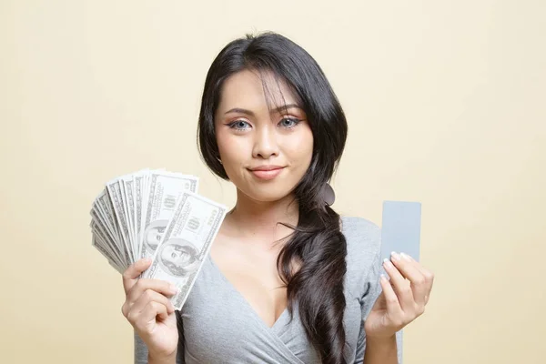 Retrato Una Joven Asiática Mostrando Montón Billetes Dinero Sobre Fondo —  Fotos de Stock