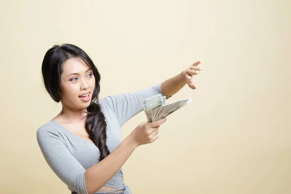 Porträtt Mycket Glad Ung Asiatisk Kvinna Kasta Pengar Sedlar Beige — Stockfoto
