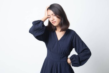 Genç Asyalı kadın hasta ve baş ağrısı beyaz arka plan üzerinde var