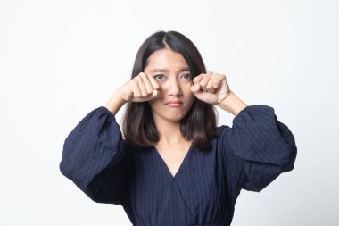 Genç Asyalı kadın üzgün ve beyaz arka plan üzerinde cry