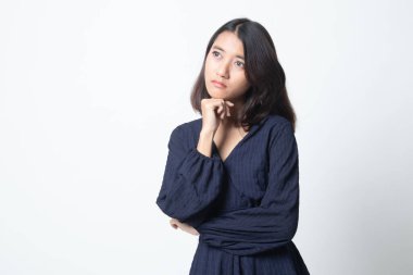 Ciddi genç Asyalı kadın bak uzak beyaz arka plan üzerinde