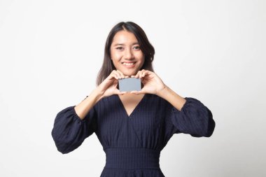 Genç Asyalı kadın gülümseme beyaz arka plan üzerinde boş kart ile