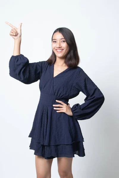 Joven Mujer Asiática Sonrisa Punto Sobre Fondo Blanco — Foto de Stock