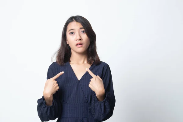Jonge Aziatische Vrouw Punt Zichzelf Vragen Waarom Mij Witte Achtergrond — Stockfoto