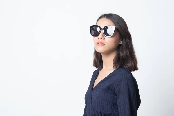 Retrato Una Hermosa Joven Asiática Gafas Sol Sobre Fondo Blanco — Foto de Stock