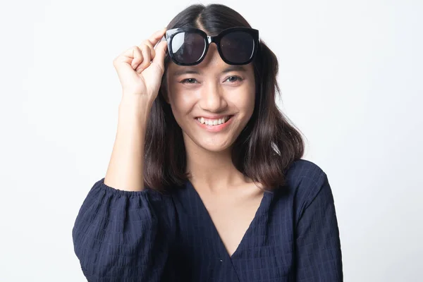Portrét Krásné Mladé Asijské Dívky Slunečních Brýlích Bílém Pozadí — Stock fotografie