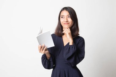 Bir kitapla genç Asyalı kadın beyaz arka plan üzerinde düşünme