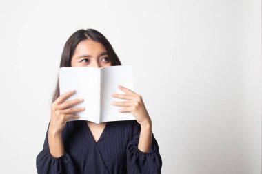 Bir kitapla Genç Asyalı kadın kapak yüzü beyaz arka plan üzerinde