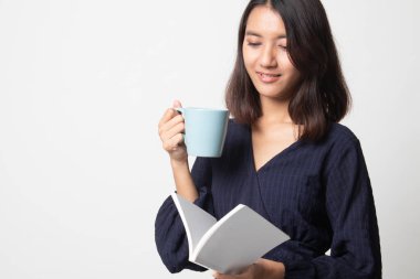 Bir kitap ve beyaz arka plan üzerinde kahve ile genç Asyalı kadın