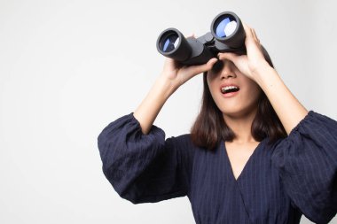 Beyaz arka plan üzerinde dürbün ile Genç Asyalı kadın
