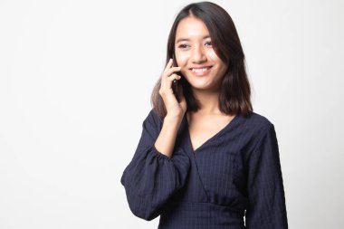 Beyaz arka plan üzerinde cep telefonu ile konuşurken genç Asyalı kadın