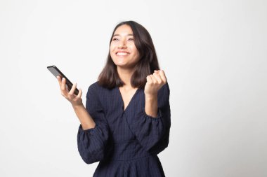 Mutlu Genç Asyalı kadın ile beyaz arka plan üzerinde hareket eden telefon