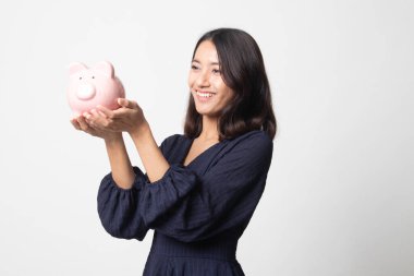 Beyaz zemin üzerinde bir domuz para banka ile genç Asyalı kadın