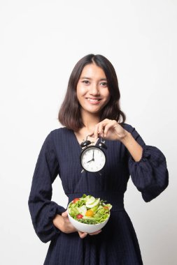 Saat ve beyaz zemin üzerine salata ile genç Asyalı kadın