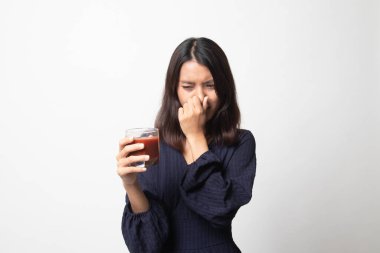 Genç Asyalı kadın nefret domates suyu beyaz arka plan üzerinde