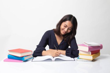 Genç Asyalı kadın tablo kitapları ile beyaz arka plan üzerine bir kitap okumak