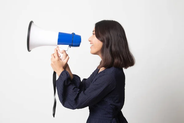 Mooie Jonge Aziatische Vrouw Kondigen Met Megafoon Witte Achtergrond — Stockfoto