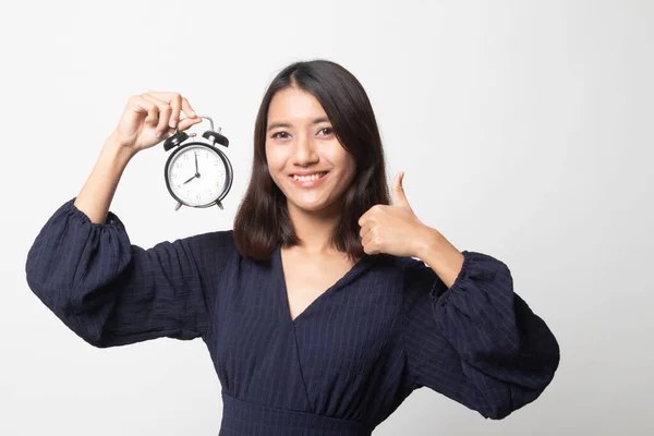 Joven Mujer Asiática Muestran Con Reloj Sobre Fondo Blanco —  Fotos de Stock