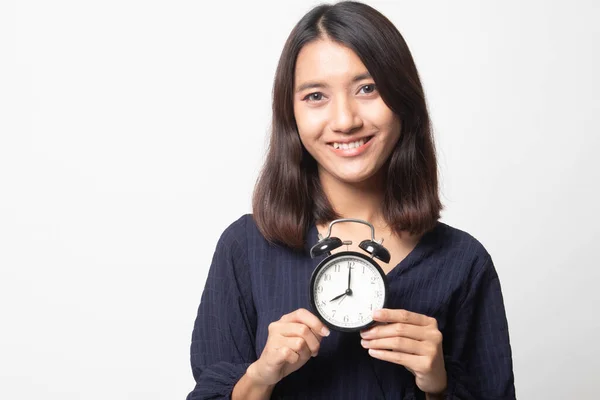 Jeune Femme Asiatique Sourire Avec Une Horloge Sur Fond Blanc — Photo