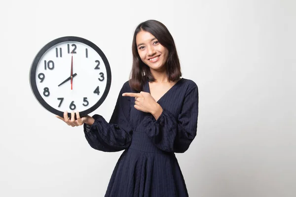 Ung Asiatisk Kvinna Punkt Till Klocka Vit Bakgrund — Stockfoto
