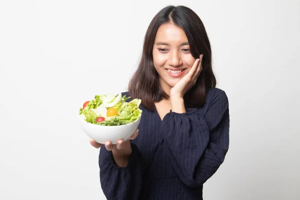健康的亚洲女人与白色背景上沙拉 — 图库照片