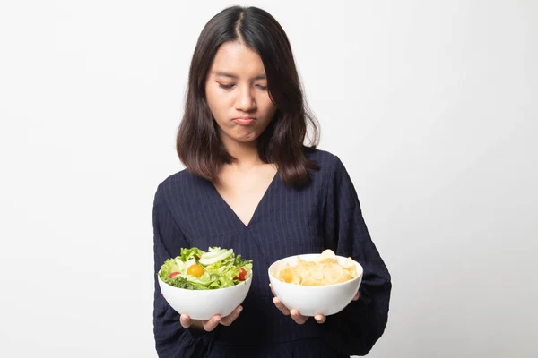 Mujer Asiática Joven Con Papas Fritas Ensalada Sobre Fondo Blanco — Foto de Stock