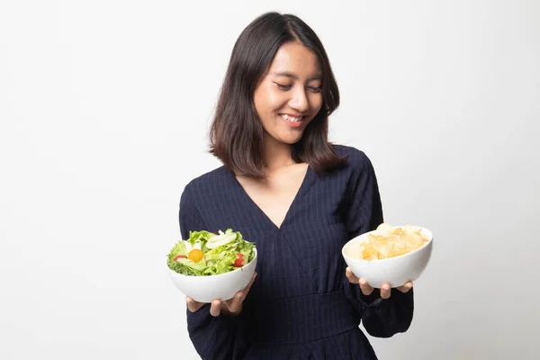 Ung Asiatisk Kvinna Med Potatischips Och Sallad Vit Bakgrund — Stockfoto