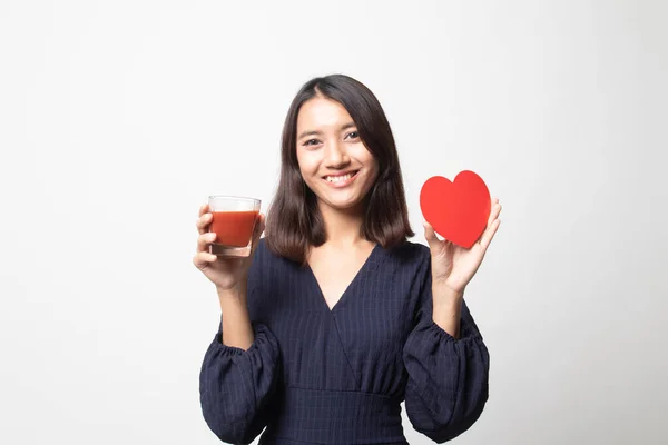 Jeune Femme Asiatique Avec Jus Tomate Coeur Rouge Sur Fond — Photo