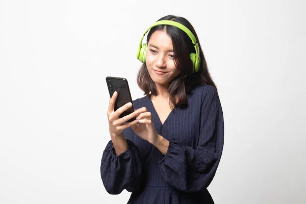Mooi Aziatisch Meisje Luisteren Muziek Met Haar Hoofdtelefoon Witte Achtergrond — Stockfoto