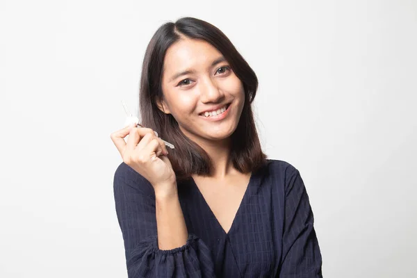 Beyaz Arka Planda Anahtarlarını Gösteren Sevimli Asyalı Kız — Stok fotoğraf